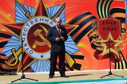 Песни о войне исполняет Н. Назаренко.